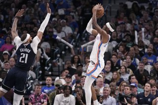 Shai Gilgeous-Alexander (à droite) a brillé lundi face à Dallas KEYSTONE/AP/Tony Gutierrez